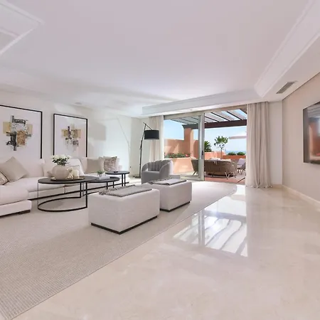 Spectacular Frontline Penthouse Apartment *